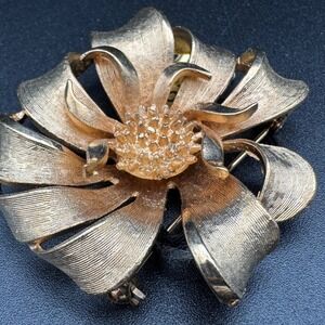 Vintage Coro Gold Tone Flower Brooch Original Tag Floral Pin MCM 2.5 Inch